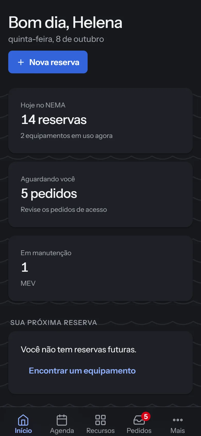 O Início no celular: as reservas de hoje, os pedidos aguardando e os equipamentos em manutenção, com as abas embaixo.